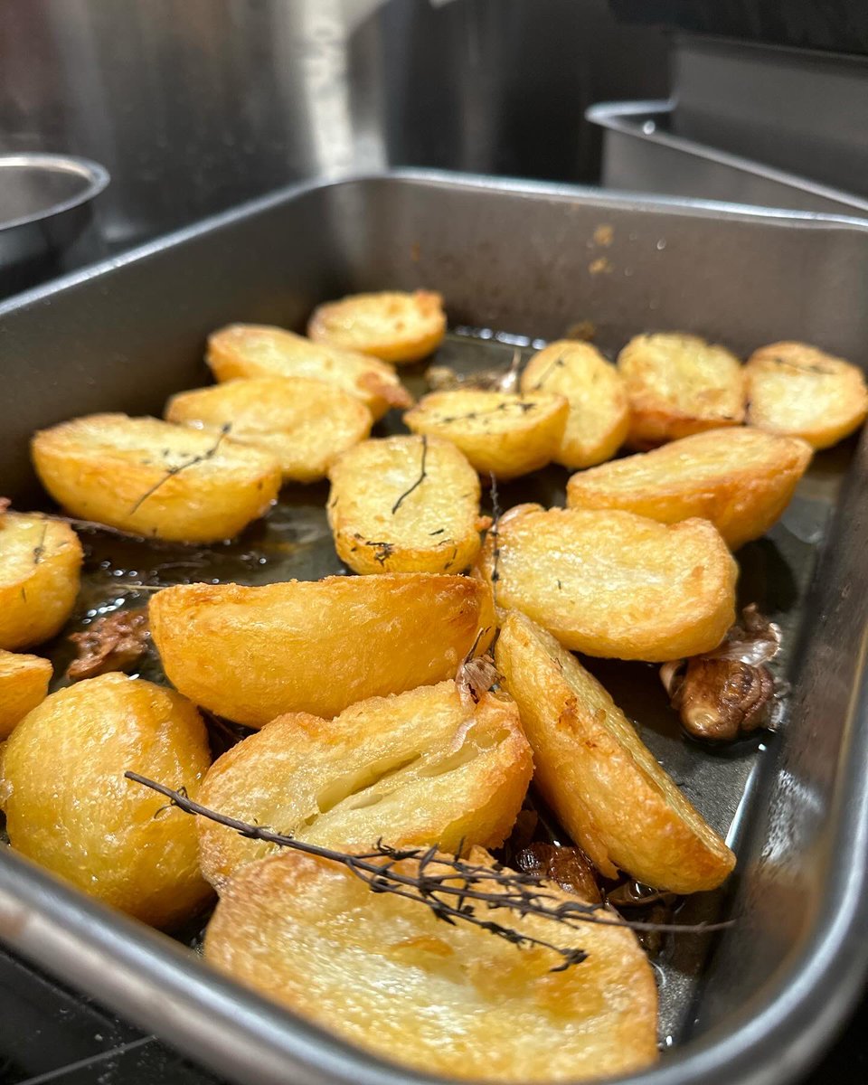 ishkolhatkar's tweet photo. 8 suggested Roast beef for dinner. Topside, home made Yorkshire Puddings and roast potatoes with some vegetables. Used my @MEATERmade to get perfect doneness. #CookWithIsh https://t.co/fAK8sGNtbb