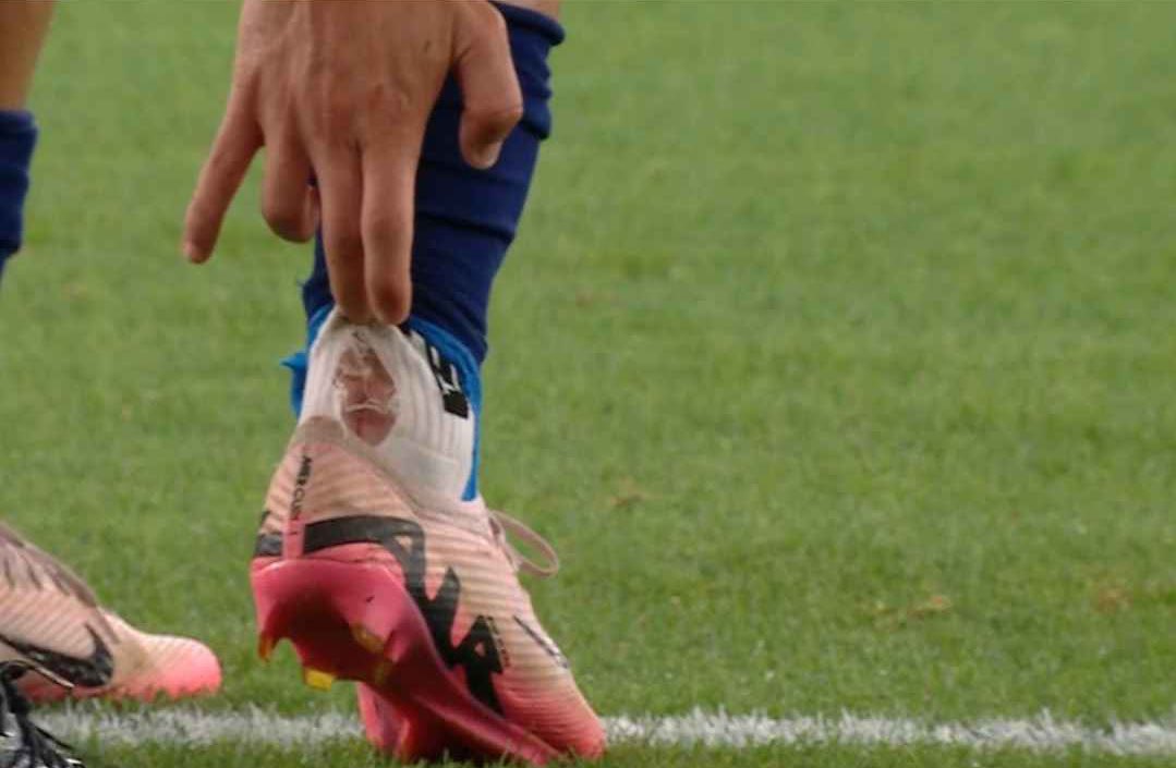 O Otamendi até o mete a sangrar… falta obvia sobre o Safira, pítons no calcanhar.

No seguimento do lance deu golo.

Mas aquele penalti de ontem é que 🤬