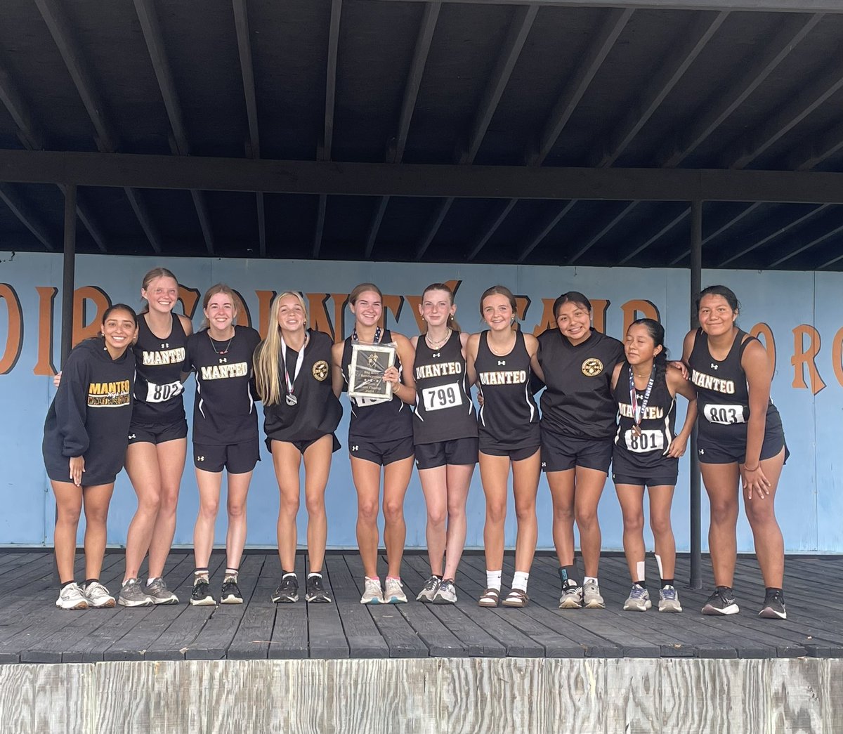 JennKopanski's tweet photo. Congrats to the High School Girls team winners at the Big Blue Rendezvous hosted by South Lenoir HS. 1st place-Manteo HS. 2nd place-East Duplin HS https://t.co/bZfSVTgZd9