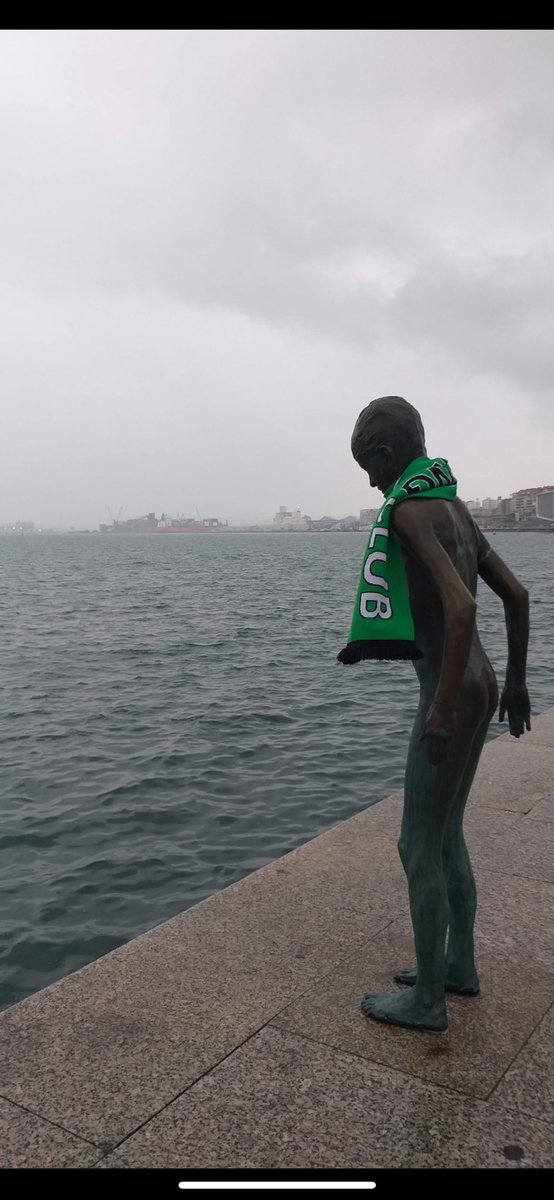 Ayuda Racinguistas!!! Hoy de camino al estadio desde las Universidades, he perdido mi bufanda, la cual es muy importante para mi por el valor sentimental que tenía. A ver si me podríais ayudar a encontrarla.
Muchas gracias.
Difundid por favor 🙏🏼🙏🏼