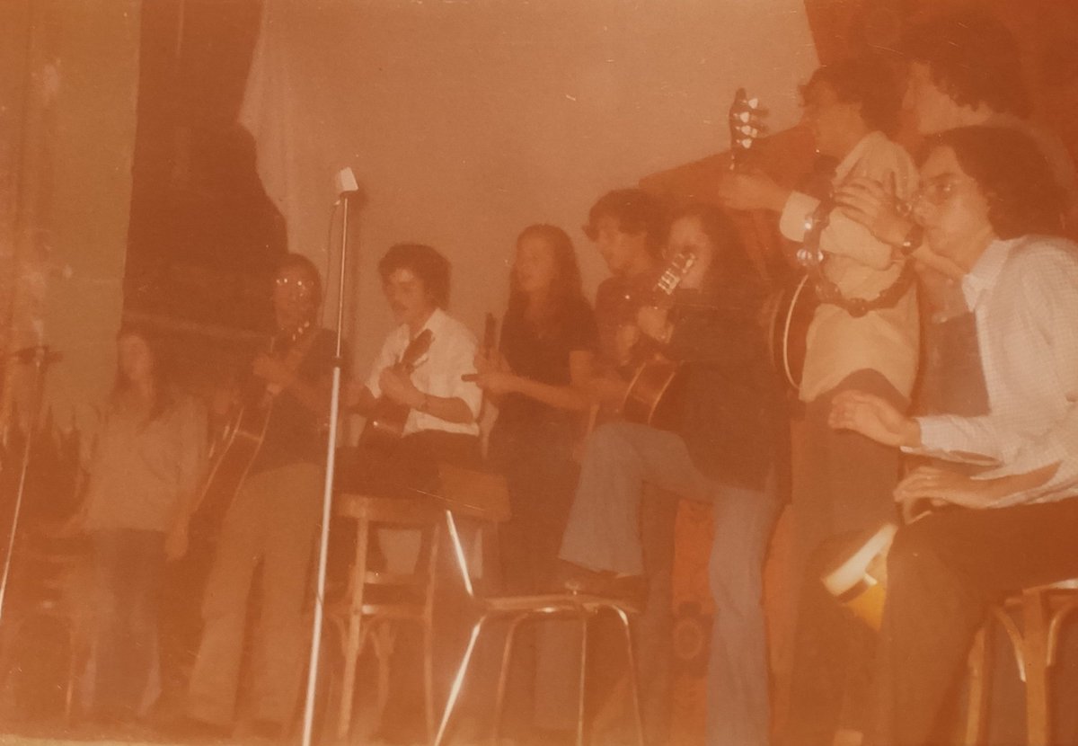 elpoblesmemoria's tweet photo. La Festa de Santa Creu de l'any 75, s'acabà amb una vetllada Folk, un Festival de Cançó, amb la participació dels grups: A trenc d'alba, Roca Foradada, el Clar País, Xesco Boix i Jaume Arnella.

▶️ Fulletó de la vetllada
▶️ A trenc d'alba
▶️ Roca foradada
▶️ Jaume Arnella https://t.co/icyqxfAyjd