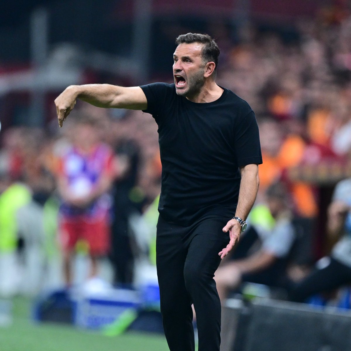 sporx's tweet photo. 🎙️"Jose Mourinho'nun 'Galatasaray'a pozitif ayrımcılık yapılıyor' sözü için ne diyeceksiniz?"

Okan Buruk: "Geçen hafta negatif ayrımcılık yapıldı, aleyhimize iki penaltı verildi. Ondan önceki hafta golümüz verilmedi. Bence negatif derken, pozitif demek istedi."