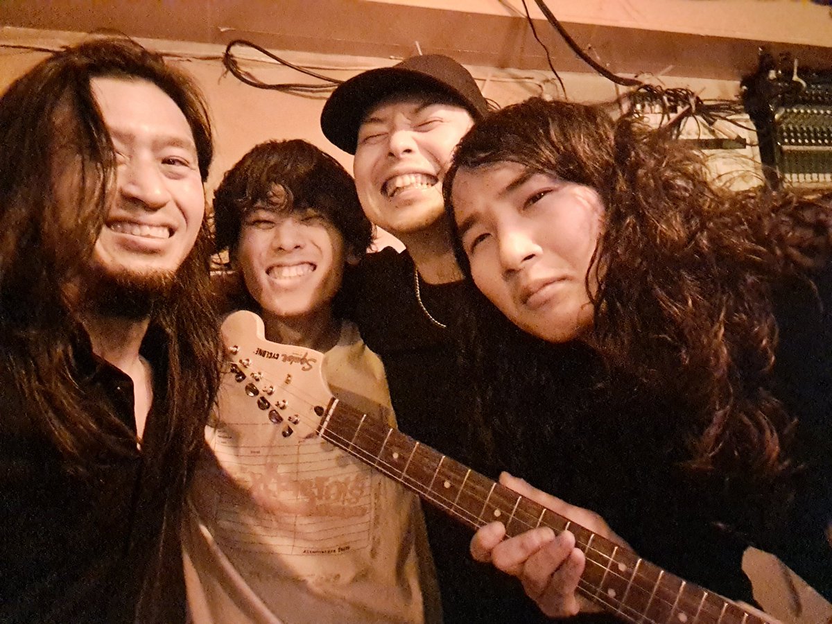 henhenhiroshi's tweet photo. 金曜はソロで茨木アナーキーにて、歪みの国のチェルシーくん企画でした！
チェルくんとドラマー3人に対し1対1の勝負。
おりばーはバチバチ大爆発、カトーくんはドラムマシーン使ったりと多才で、僕がやる時はバンドのようやったし、チェルくん最高や！
僕のはないですが動画載せときます！
あざした！ https://t.co/nUTncn3A8g