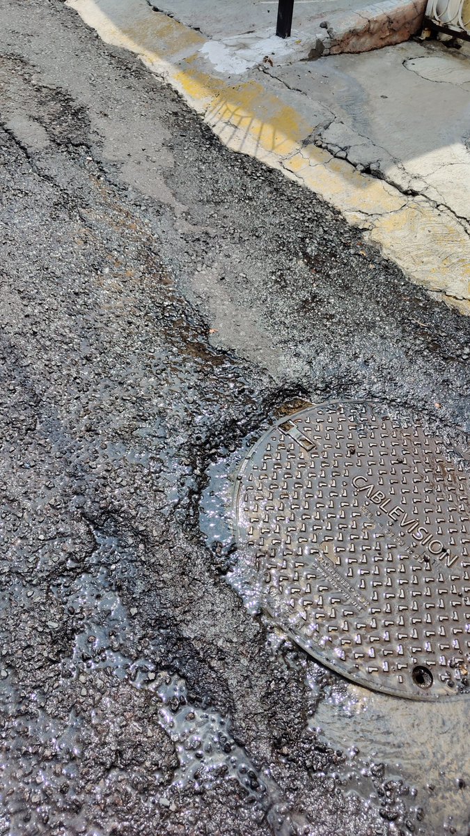 omoron86's tweet photo. @AtizapanZSAPASA ¿Cuánto es el tiempo de respuesta para reparar una fuga de agua potable que ya tiene varios días reportada? La fuga está localizada en la calle de Cerrada de Halcones, Colonia Atizapán de Zaragoza. @Pedro_RVillegas @AnaBalderasMx @CONAGUA_EDOMEX https://t.co/UjDQK7IKXx