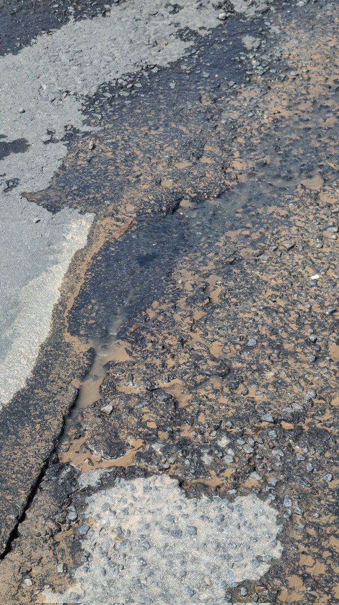 omoron86's tweet photo. @AtizapanZSAPASA ¿Cuánto es el tiempo de respuesta para reparar una fuga de agua potable que ya tiene varios días reportada? La fuga está localizada en la calle de Cerrada de Halcones, Colonia Atizapán de Zaragoza. @Pedro_RVillegas @AnaBalderasMx @CONAGUA_EDOMEX https://t.co/UjDQK7IKXx