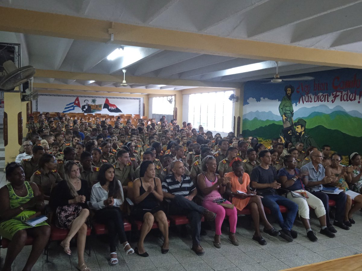 KatiuskaMo82316's tweet photo. #AlmeidaVive.
Fructífero encuentro con la Historia de Cuba se revivió en la EMCC de #SantiagoDeCuba con la presentación del libro Juan Almeida Bosque . https://t.co/agFjVeZdsl