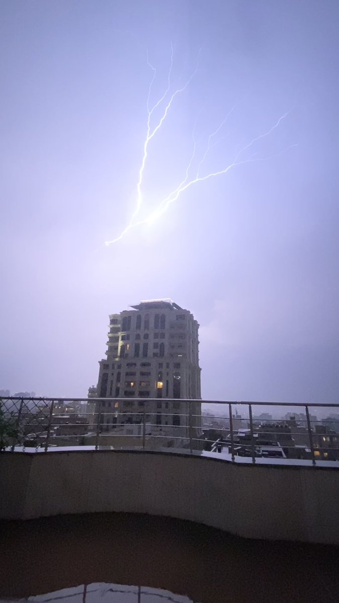 LadislavBallek's tweet photo. #Tehran 🇮🇷 is alive with a heavy storm! Rain is pouring, and lightning lights up the night sky. Nature's dramatic symphony resonates through the city, reminding us of the beauty and power that lie within the storm. #StormyNights https://t.co/SvUK73T70v