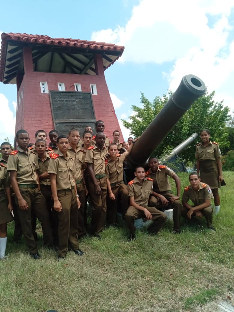 KatiuskaMo82316's tweet photo. #Cuba.
Visitan lugares históricos los estudiantes de la EMCC de #SantiagoDeCuba como parte de su Programa de Estudio. https://t.co/G5P3PdQkHh