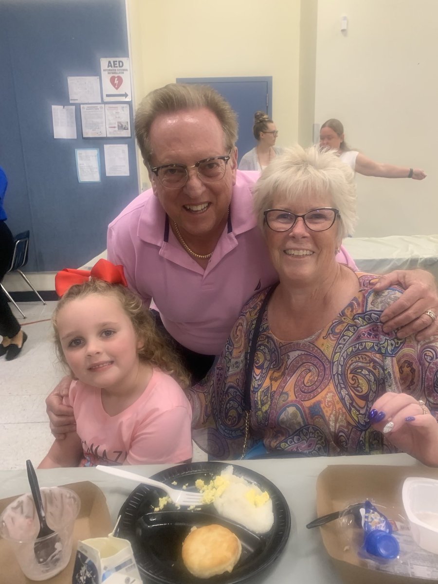 We LOVE our Grandparents💙💛