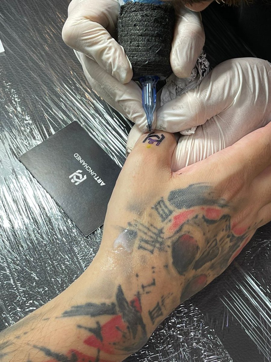 unchained_ninja's tweet photo. Today @ArtUnchained_io got immortalized on my skin!

Whenever I look at it I will smile and think about the incredible experience of meeting our team for the first time ever IRL in Istanbul. 

An unforgettable moment I am infinitely grateful for, featuring:

@dsgnnina
@DorukSeymen 
@befethemad 
@mghorbani1992 
@FPeykanpour 
@rock_runa 
 
This is just the beginning! Next time we'll hopefully also meet with the AU rockstars who couldn't make it:

@BrendynHadfield 
@berkerdgn10 
@madebyAtaberk 
@_Art_DA 
@mab_369 

Where will we meet next time? Norway, Iran, Spain, wherever - web3 knows no boundaries and Art Unchained knows no limits!