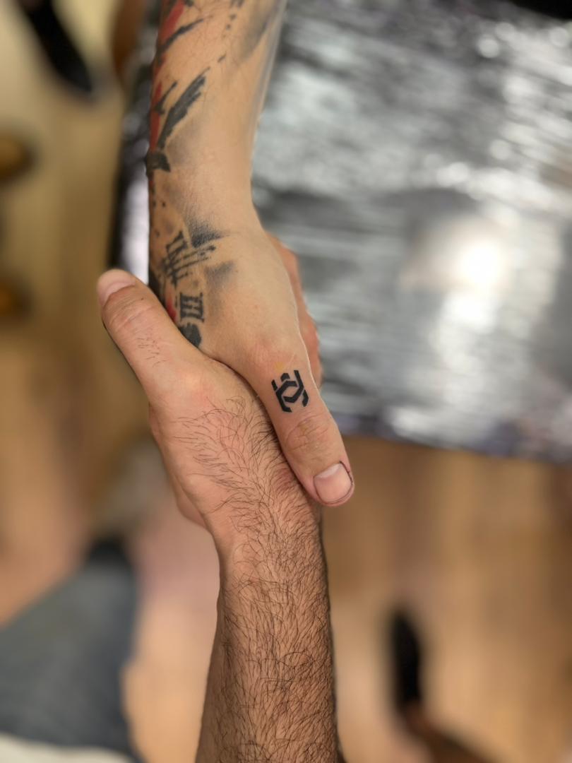unchained_ninja's tweet photo. Today @ArtUnchained_io got immortalized on my skin!

Whenever I look at it I will smile and think about the incredible experience of meeting our team for the first time ever IRL in Istanbul. 

An unforgettable moment I am infinitely grateful for, featuring:

@dsgnnina
@DorukSeymen 
@befethemad 
@mghorbani1992 
@FPeykanpour 
@rock_runa 
 
This is just the beginning! Next time we'll hopefully also meet with the AU rockstars who couldn't make it:

@BrendynHadfield 
@berkerdgn10 
@madebyAtaberk 
@_Art_DA 
@mab_369 

Where will we meet next time? Norway, Iran, Spain, wherever - web3 knows no boundaries and Art Unchained knows no limits!