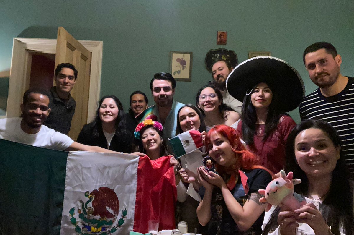 <a href="/RealGDT/">Guillermo del Toro</a> Para que no extrañes México, este grupo de estudiantes mexicanos en Edimburgo quiere invitarte un pozolito. ¿Te gustaría venir? ♥ Te mandamos el Uber.