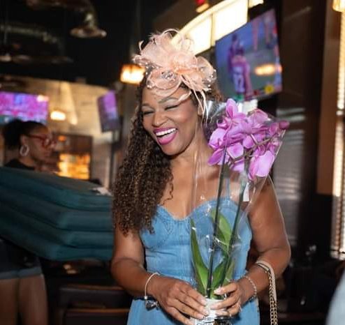 I normally like to pose for all my pics but this candid is adorable too! Is it just me or is my side profile giving Chaka Khan? 💋👄