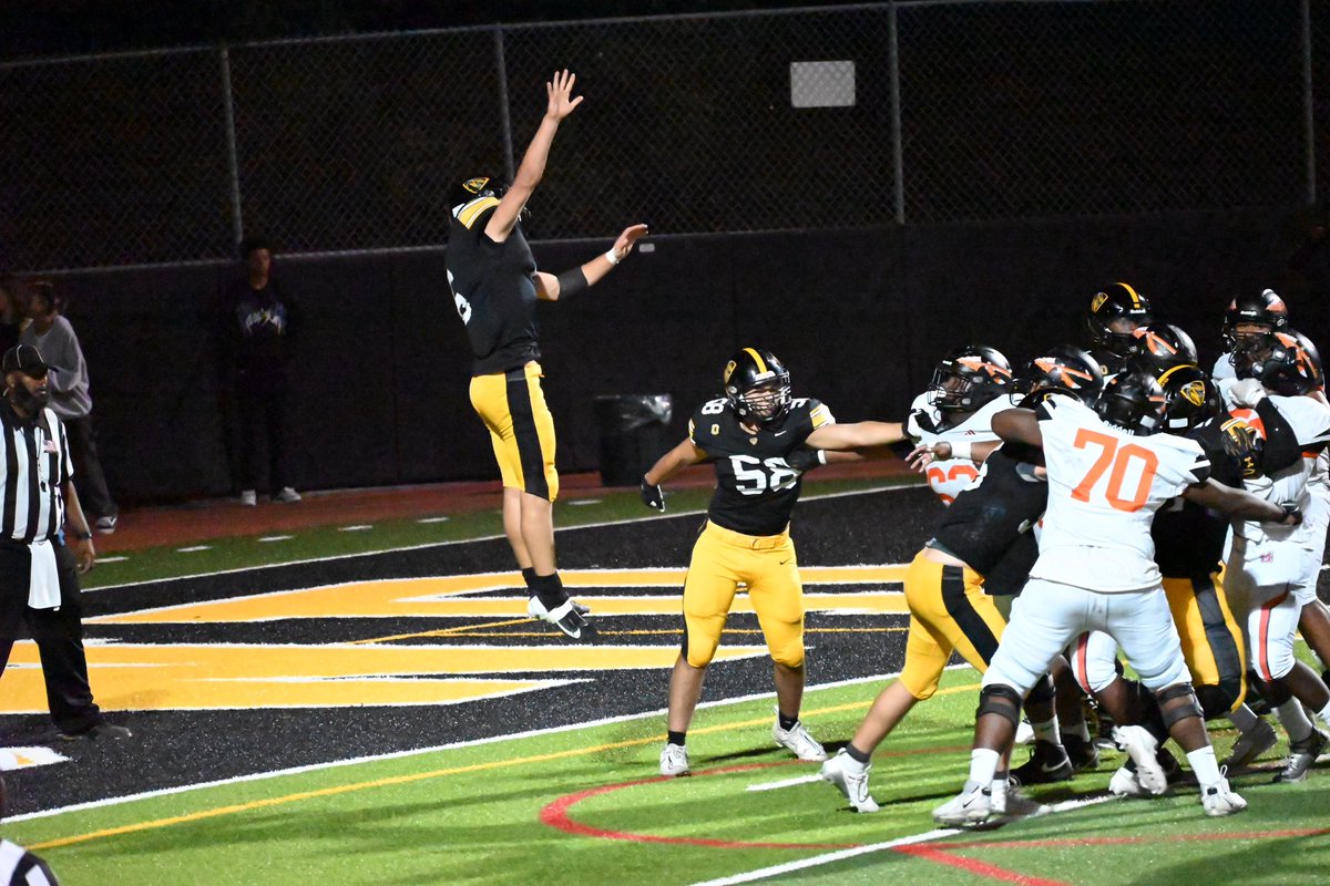 Elliottklewis's tweet photo. Tough game vs a good Mack team. We kept fighting the entire game. Final stats:

15 tackles
3 sacks
19 yards on 2 rushes
3 kickoffs through the endzone
2 punts

@ODowd_FB #godragons https://t.co/7X8rV3IwFd