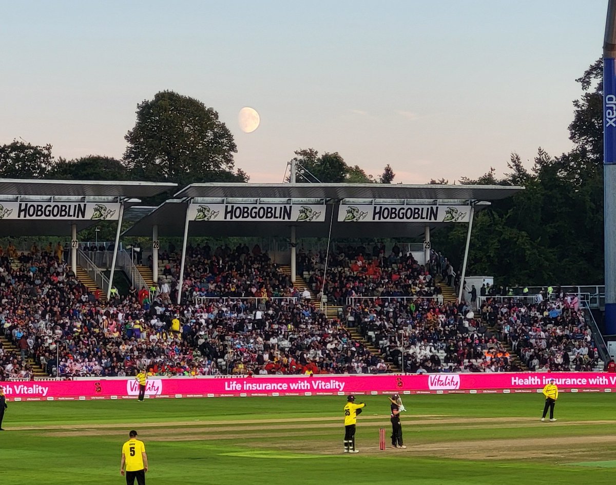 MarkPearson28's tweet photo. Moon rising over the Hollies stand on #FinalsDay as Somerset bat in the final. https://t.co/ZhKGqMuHWD