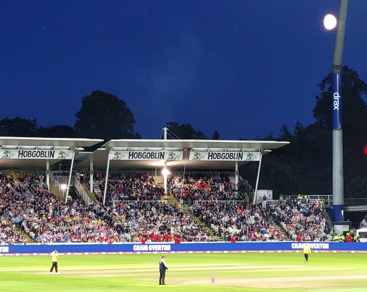 MarkPearson28's tweet photo. Moon rising over the Hollies stand on #FinalsDay as Somerset bat in the final. https://t.co/ZhKGqMuHWD