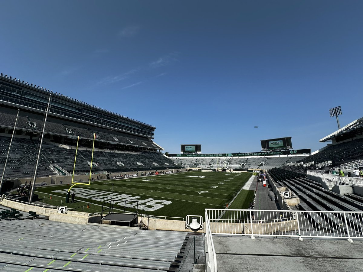 Love to see Spartan Stadium supporting <a href="/MSU_Football/">Michigan State Football</a> on this Hot Fall Day in East Lansing! Excellent work as always by Andy Flynn, Brian McDougal, Jared Knoodle, and countless others! 
SportsField Managers set the Stage for our athletes to excel!!! <a href="/FieldExperts/">SFMA</a> #LetsGoState