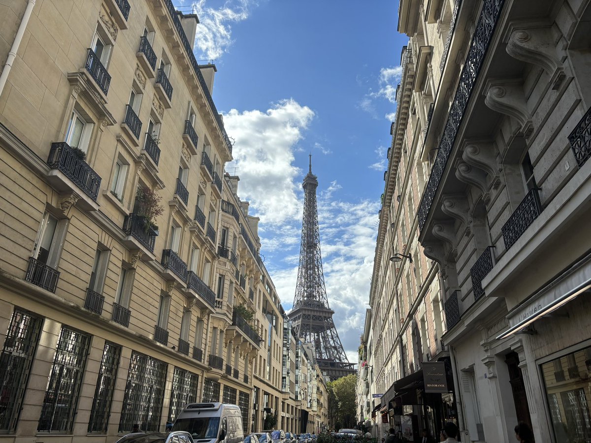 Huguesdld's tweet image. Avenue Rapp : belle vue sur la tour !