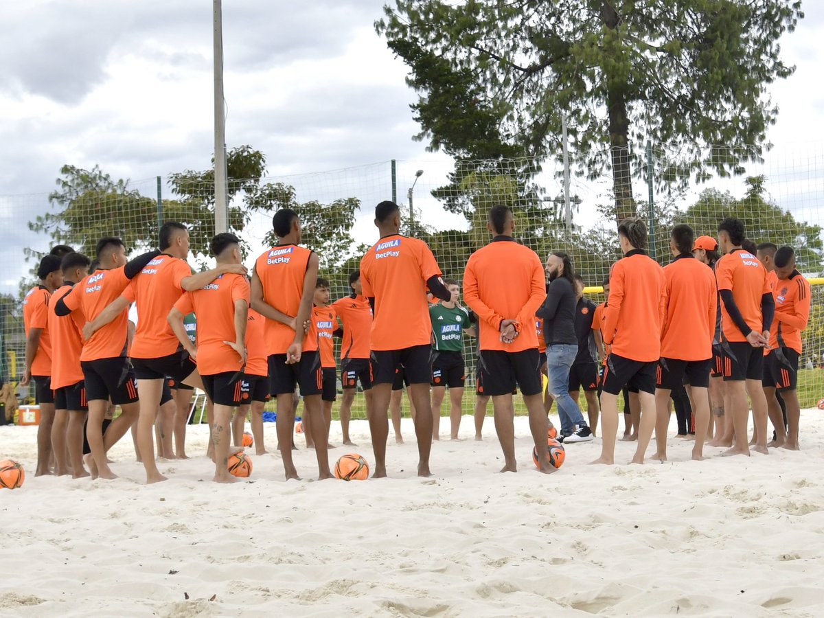 FCFSeleccionCol's tweet photo. 📸 ¡𝐒𝐚́𝐛𝐚𝐝𝐨 𝐝𝐞 𝐯𝐨𝐥𝐯𝐞𝐫 𝐚 𝐥𝐚 𝐩𝐥𝐚𝐲𝐚!😄🏝️

De la mano del DT Santiago Álzate nuestras Selecciones Colombia de Fútbol Playa de Mayores y Sub 20 empezaron un nuevo ciclo de preparación 👌

#TodosSomosColombia🇨🇴 https://t.co/4A1HlvMQ15