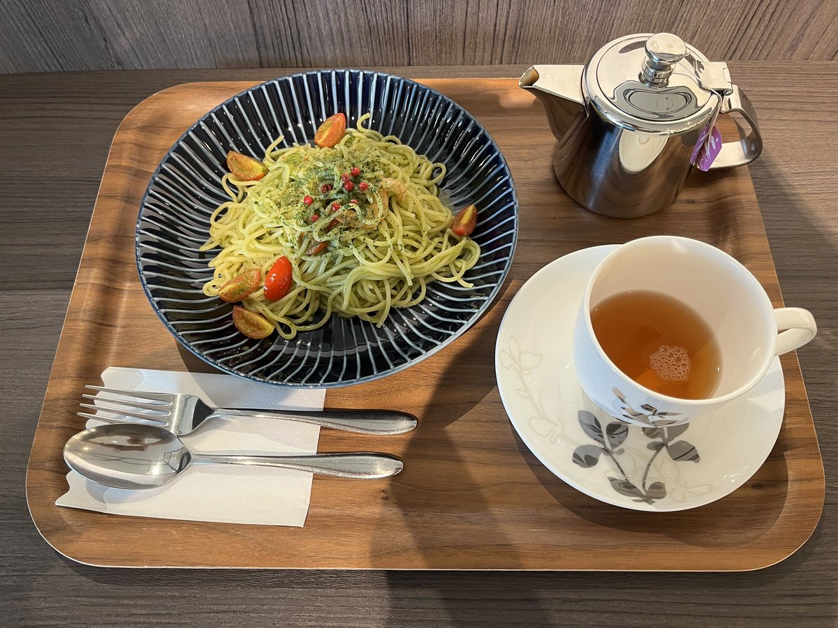 InSelvatico's tweet photo. #やまねこ外食帖
#奇跡の三連休
#カフェランチ
#MoaCafe
の海鮮ジェノベーゼ・ダージリン紅茶のセット。
クコの実や、🍤がいい味出してる。
🫖仕様のお紅茶もお得。
昨日のランチはガチ自炊だったから、たまにはこれくらいしてもいいのだよな(1070文)? https://t.co/JfwYTaJxGv