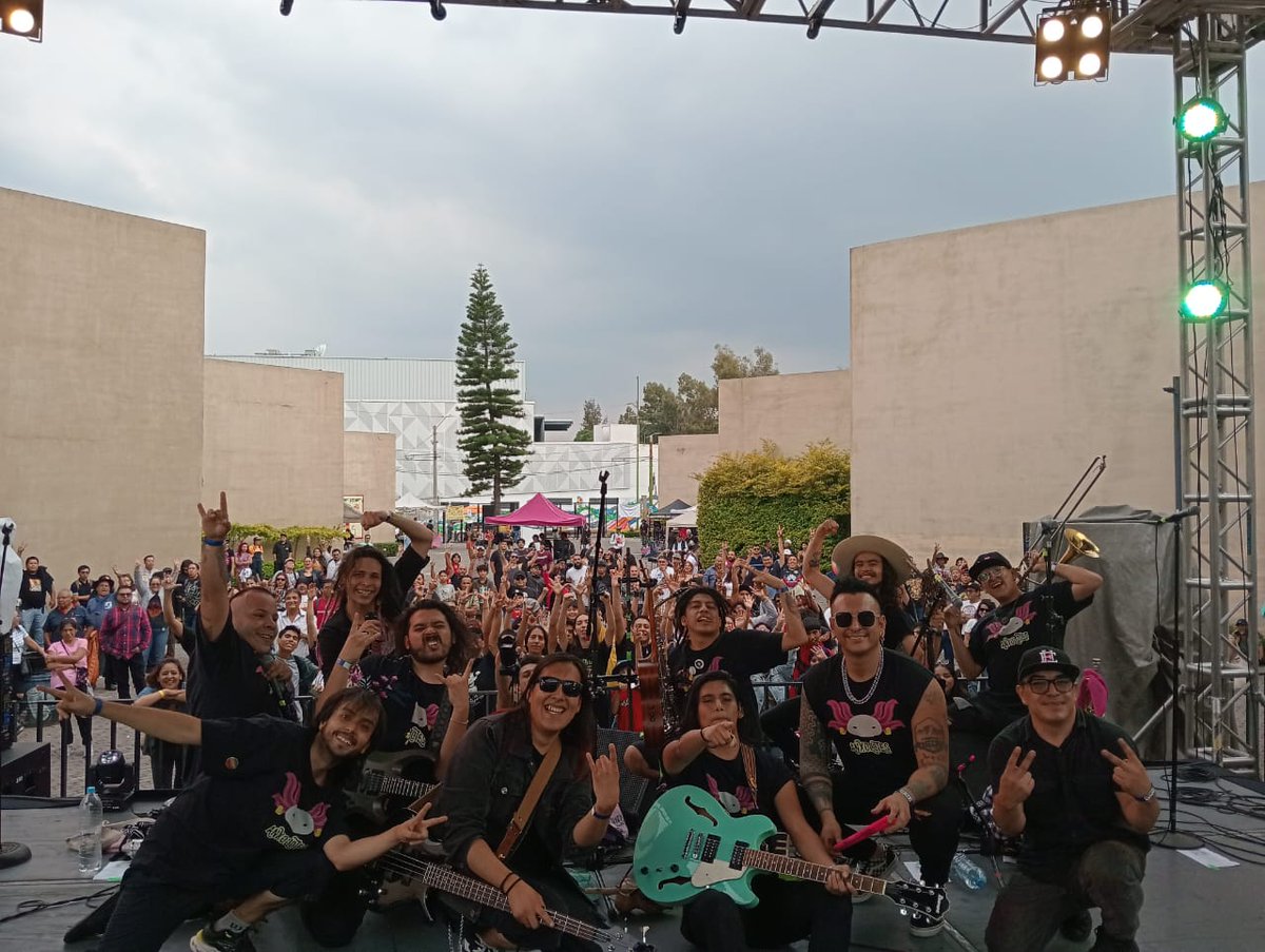 Anxolotes's tweet photo. ¡Hey, hello! 🌻
¡Qué tarde pasamos el día de hoy en el aniversario del  @FAROAzcapo!🔥
¡Que vengan muchos años más y que sigan los festejos! 😎🤘🏽
Gracias a toda la bandita que se descolgó el día de hoy para bailar y cantar nuestras canciones. 🥳
Nos vemos muy pronto 👀 https://t.co/yncir6rfB2