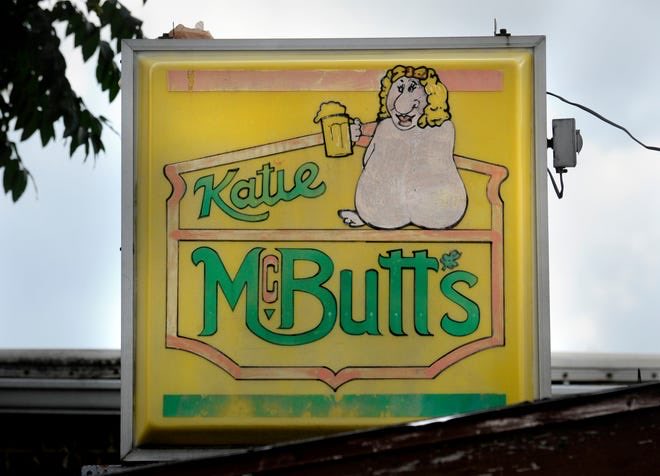 JoshLipnik's tweet photo. follower sent me one of the best lost bar signs I’ve seen (closed in 2014)

Katie McButt’s
Peoria, IL https://t.co/CkDPQ5G2ZR
