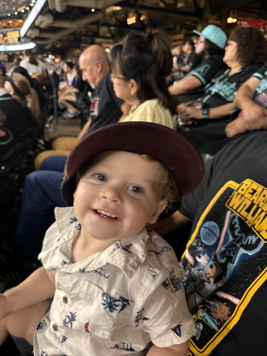 sami_komives's tweet photo. Cutest lil D-Backs fan! 

#dbacks #whatafan https://t.co/irGkKrgKcx
