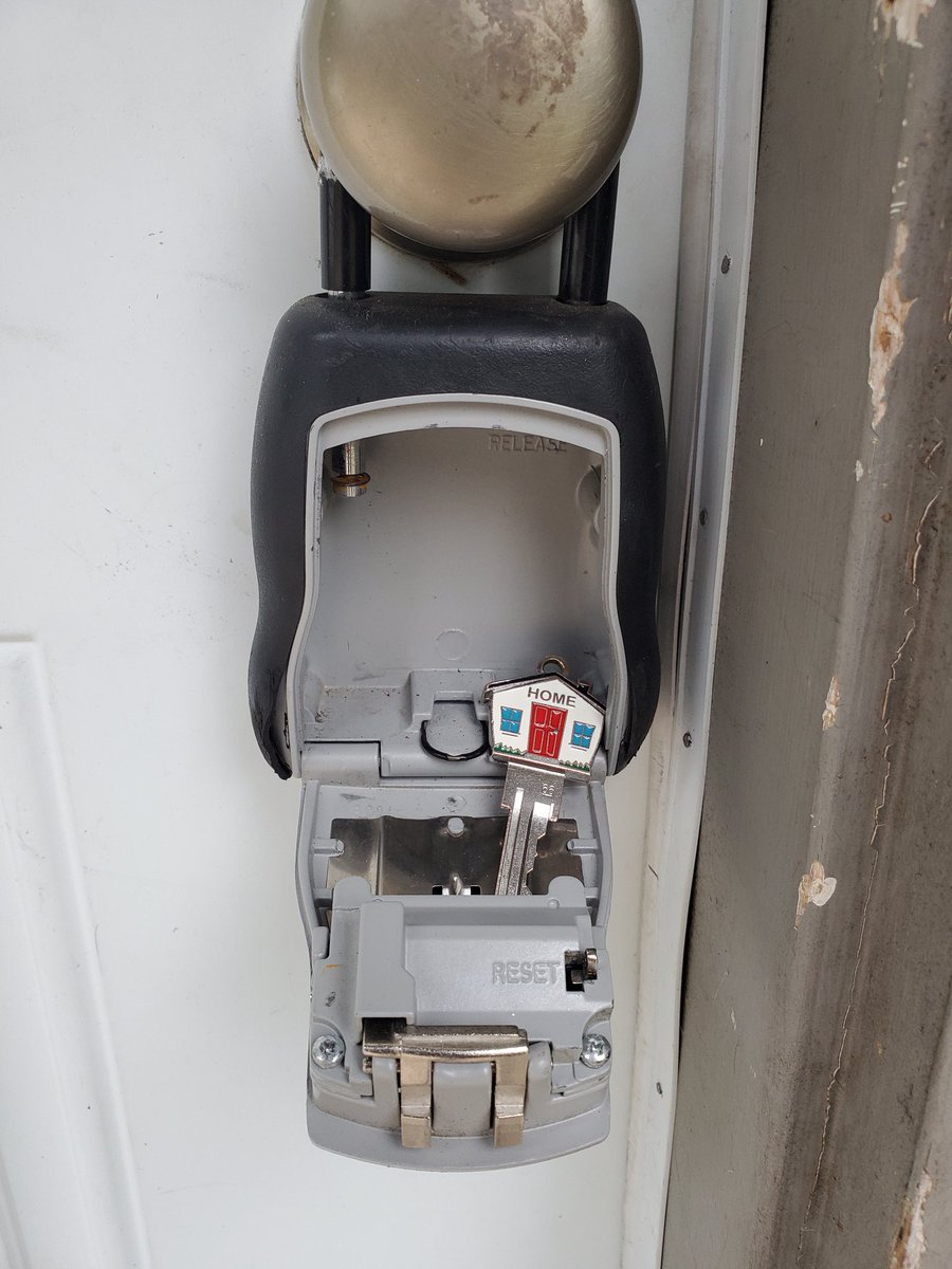 SocialOwlSarah's tweet image. Today, I turned in keys to the place I have called home/lived at since October 2021. A very bittersweet moment. #Moving #HouseToTownhouse #LockBox