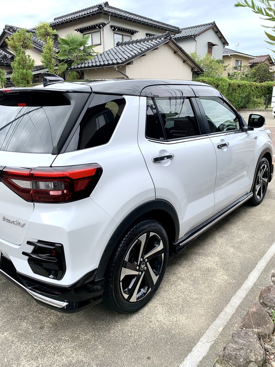 daniel5559's tweet image. 朝から曇り☁️で絶好の洗車日和💦
午後から雨☔なので今のうちP&amp;amp;SさんのBEAD MAKERでポリマー保護して艶出し✨
#洗車
#BEADMAKER
#ロッキーハイブリッド