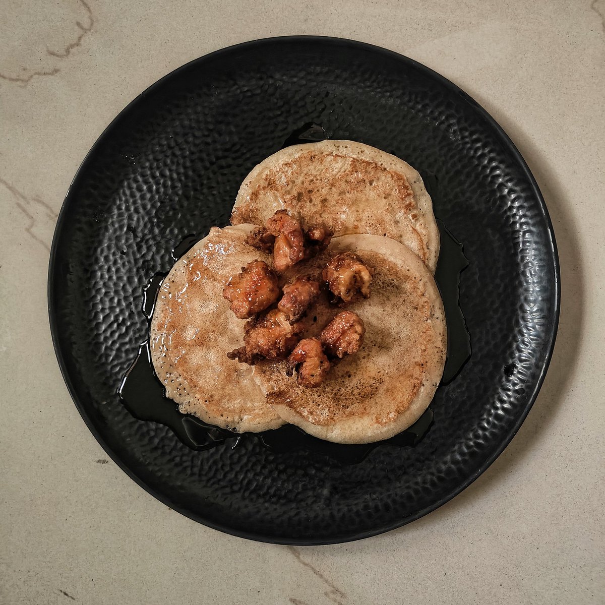 muthu_tara's tweet photo. Twas the morn of a sunday
When all through the house
Not a creature was stirring
Not even a mouse
But made meself Chicken and Pancakes with a honey chilli drizzle.
Eating by myself in the beige light of a September dawn.
#taracooks #chickenandpancakes https://t.co/o76sDxh0Eh