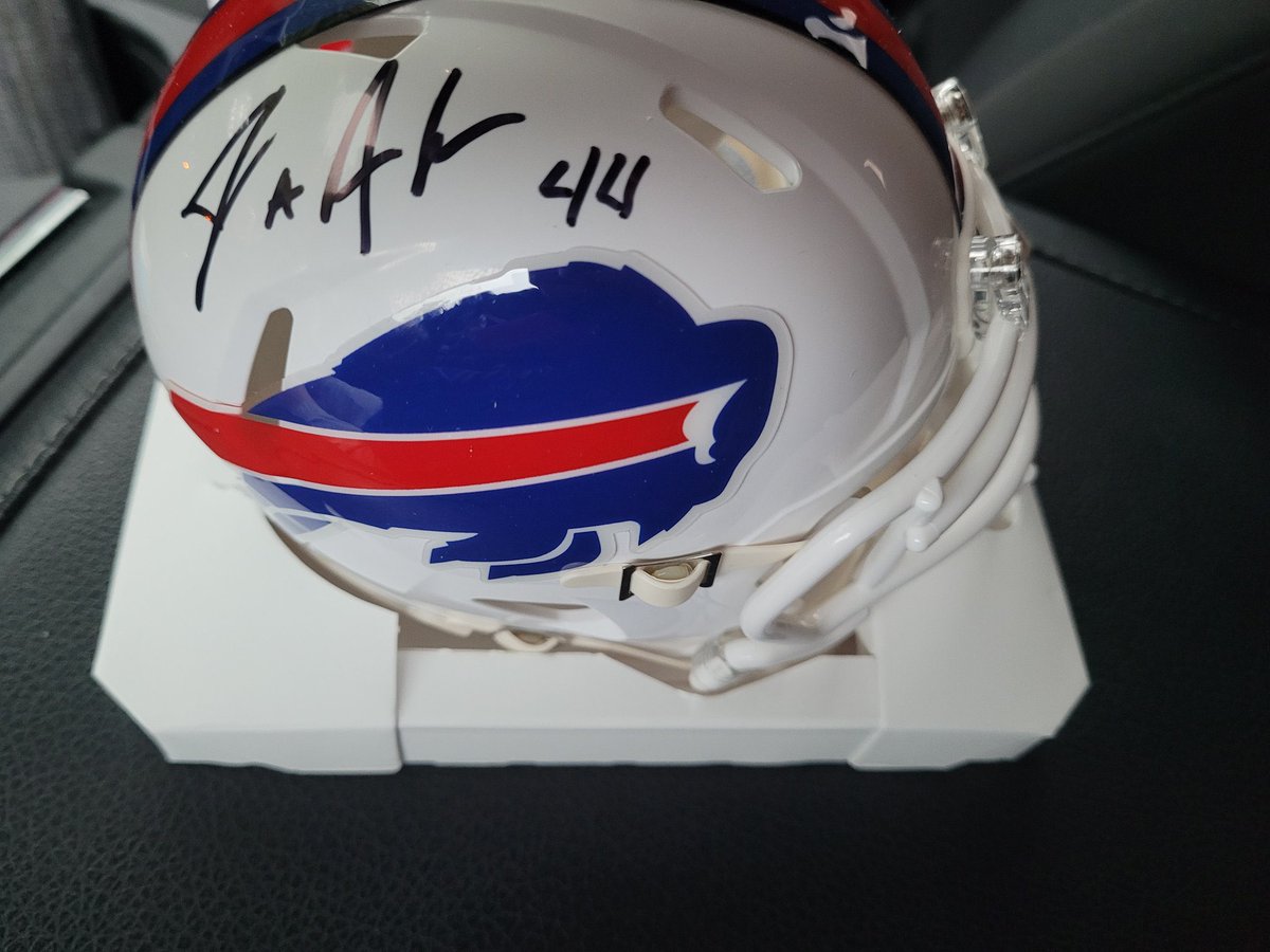 KrystleNoel1128's tweet image. 🚨🚨 Buffalo Joe Giveaway 🚨🚨 

To enter to win this signed Joe Andreessen mini helmet:

- Retweet 
- Follow me
- Follow @jimmyreu81

Winner will be drawn on September 28th. 
Good luck!! #BillsMafia