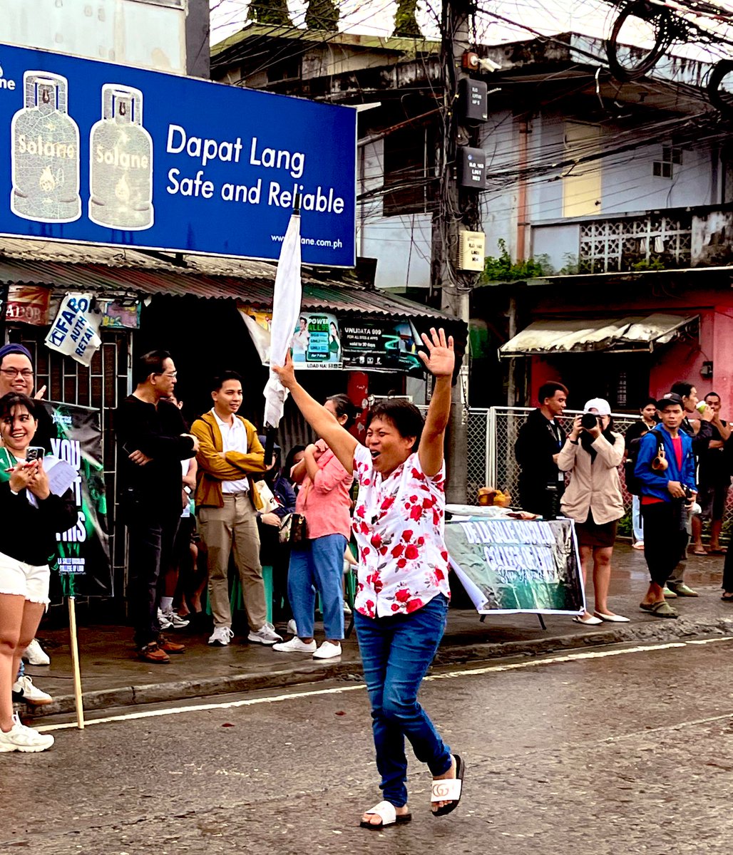 rodelriddle's tweet photo. Si Nanay. She is proud to shout for her daughter who is making her entrance to the Bar Examinations site. She said, she is just happy for her daughter as this is the last day of the Bar. 

#MarVeLousBar  #BarNiJLo2024 #BarExaminations2024 https://t.co/RYoFf788tO