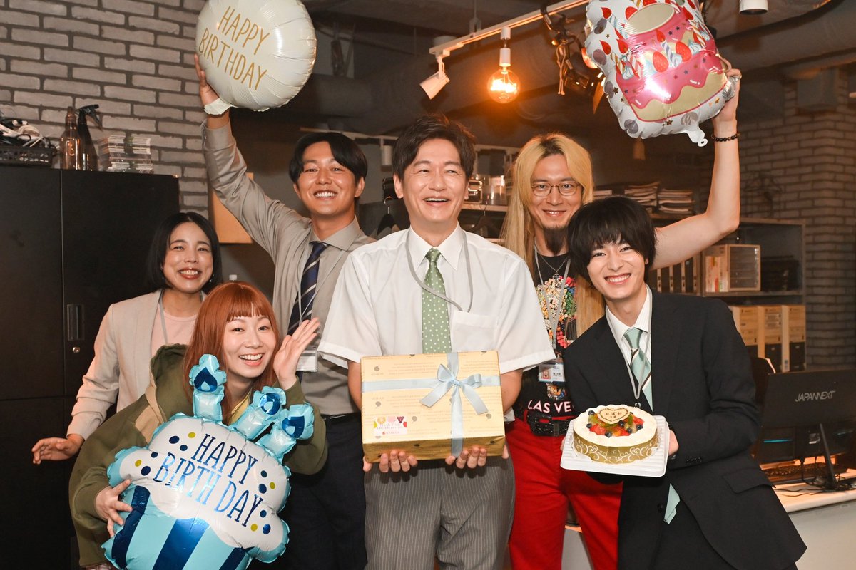 muno_no_taka_ex's tweet photo. 🕊️Happy Birthday🕊️

きょう9月15日は鳩山樹役 #井浦新 さん50歳の誕生日！🕊️

一足先に撮影現場でお祝いしました🎉
この日撮影のキャストの皆さんと📸

#無能ですが何か🤷‍♀️
#無能の鷹 10月11日(金) よる11時15分スタート！
@el_arata_nest @akihisa_shiono @tamaeando @doi__n https://t.co/ElsH5Vmpwd