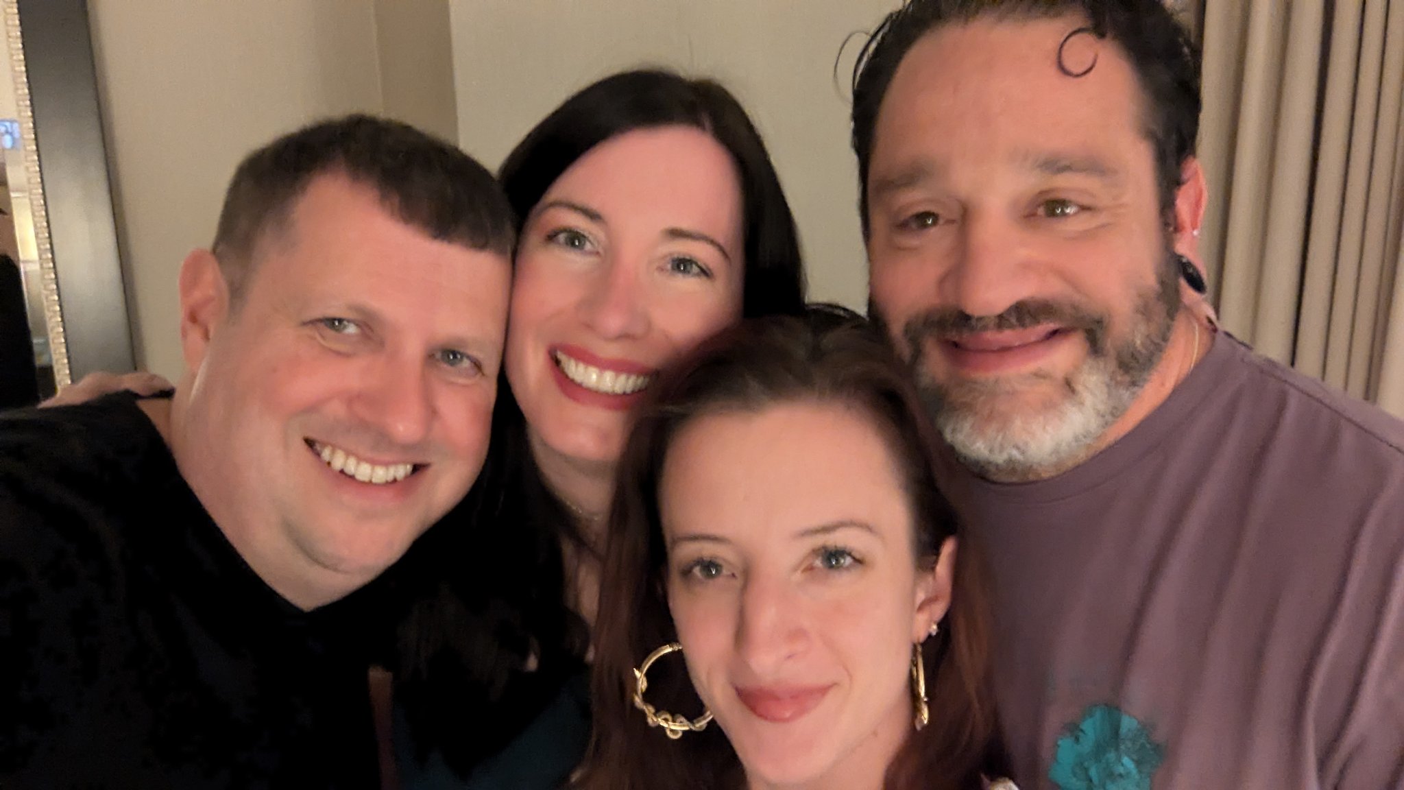 3 pic. Reconnecting with friends. Wasn't for content but enjoy the photos 🥳😈 https://t.co/pGIIGAbqjJ