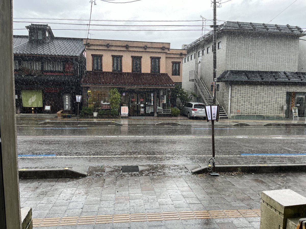 someinu's tweet photo. 城端は雨。 https://t.co/kImmKEfVht