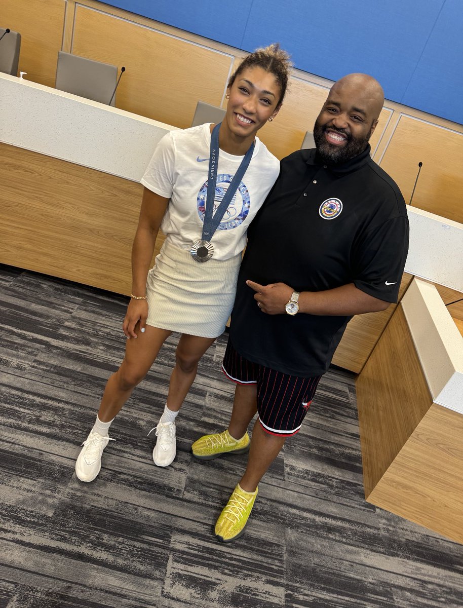 thahillsfamily's tweet photo. Met an 2024 Olympian today! @kennedyblades Silver medalist in wrestling during the Olympics in Paris!
So proud of her, not only representing The USA, but also repping the village of Broadview.
@Broadview_Park
#mkethpn #eatwellbutstayhungry https://t.co/QFCBPvyv6Q