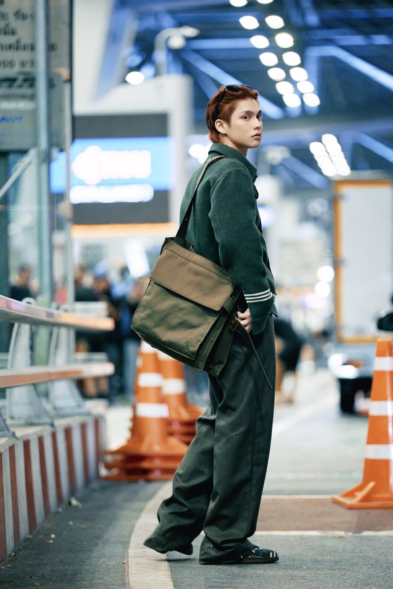 Praewdaily's tweet photo. เตรียมตัวสู่กรุง��อนดอน ซูมอิน ไบร์ท วชิรวิชญ์ ในแอร์พอร์ตลุคจาก Burberry

สำหรับการเดินทางครั้งนี้ไบร์ทสวมใส่เสื้อเชิ้ตโอเวอร์ไซส์ผ้าวูลตกแต่งสัญลักษณ์ EKD กางเกงผ้าวูล พร้อมรองเท้าผ้าใบลายตารางรุ่น Terrace และกระเป๋าโท้ทรุ่น Trench ขนาดกลาง

โดย Burberry Summer 2025 Show ที่ไบรท์เดินไปเข้าร่วมจะเกิดขึ้นในวันที่ 16 กันยายน เวลา 22.00 น. ตามเวลาประเทศไทย

#bbrightvc #Burberry #Praewmag
