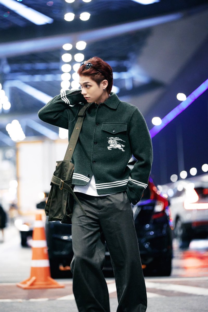 Praewdaily's tweet photo. เตรียมตัวสู่กรุง��อนดอน ซูมอิน ไบร์ท วชิรวิชญ์ ในแอร์พอร์ตลุคจาก Burberry

สำหรับการเดินทางครั้งนี้ไบร์ทสวมใส่เสื้อเชิ้ตโอเวอร์ไซส์ผ้าวูลตกแต่งสัญลักษณ์ EKD กางเกงผ้าวูล พร้อมรองเท้าผ้าใบลายตารางรุ่น Terrace และกระเป๋าโท้ทรุ่น Trench ขนาดกลาง

โดย Burberry Summer 2025 Show ที่ไบรท์เดินไปเข้าร่วมจะเกิดขึ้นในวันที่ 16 กันยายน เวลา 22.00 น. ตามเวลาประเทศไทย

#bbrightvc #Burberry #Praewmag