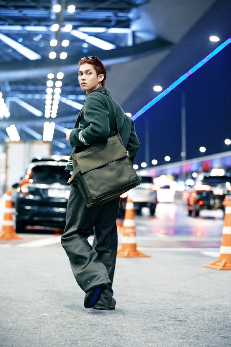 Praewdaily's tweet photo. เตรียมตัวสู่กรุง��อนดอน ซูมอิน ไบร์ท วชิรวิชญ์ ในแอร์พอร์ตลุคจาก Burberry

สำหรับการเดินทางครั้งนี้ไบร์ทสวมใส่เสื้อเชิ้ตโอเวอร์ไซส์ผ้าวูลตกแต่งสัญลักษณ์ EKD กางเกงผ้าวูล พร้อมรองเท้าผ้าใบลายตารางรุ่น Terrace และกระเป๋าโท้ทรุ่น Trench ขนาดกลาง

โดย Burberry Summer 2025 Show ที่ไบรท์เดินไปเข้าร่วมจะเกิดขึ้นในวันที่ 16 กันยายน เวลา 22.00 น. ตามเวลาประเทศไทย

#bbrightvc #Burberry #Praewmag