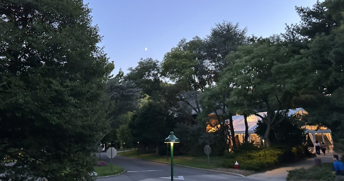 BranchingLab's tweet image. What an exciting #cshlneurocon conference @CSHL! Also exciting to see the participation of @JeffersonUniv students and faculty, with a huge crowd for @drosophilosophy.