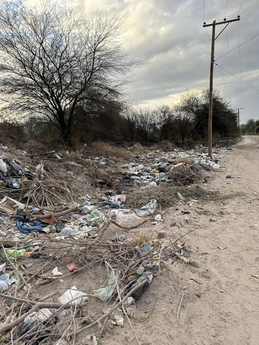 GonzaloBecerraD's tweet photo. Hoy sábado en el  B• San andres, recorriendo con vecinos, viviendo las necesidades y requerimientos de luz, limpieza y basura, vamos a trabajar de manera positiva para una ciudad más limpia y ordenada ! ♻️ 💡 https://t.co/zo5PDiVcNQ