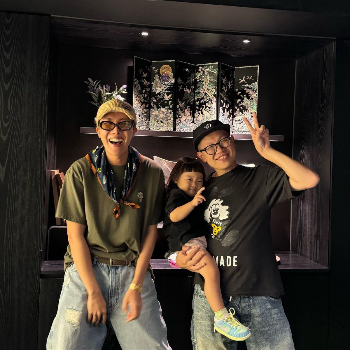 marcelacarba23's tweet photo. El Artista japonés y el amigo de #Hobi, Verdy, publicó unas fotos en su cuenta oficial de Instagram, donde aparece Hobi. 

📝: “Seúl ✌🏼😆✌🏼”. https://t.co/tR2oJcrUJs