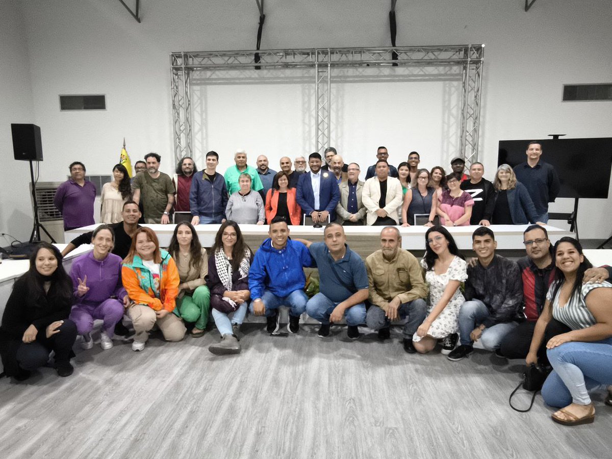freytterflorian's tweet photo. En el contexto del Congreso Mundial Contra el Fascismo, fuimos recibidos por el viceministro para América Latina @RanderPena  de @CancilleriaVE  y vicepresidente de Asuntos Internacionales de @PartidoPSUV .

En el encuentro, entregué la investigación "Crímenes de Lesa Humanidad y Genocidio Político en Colombia",un aporte a la defensa de los derechos humanos y la justicia en la lucha contra el fascismo.
