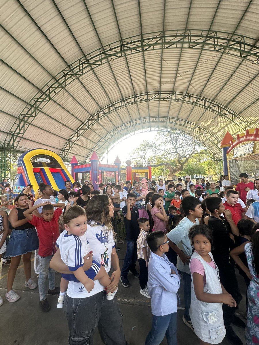 otrovalentino's tweet photo. Cara hizo la fiesta para 300 niños de una fundación y a todos les trajimos regalos… LA FIESTA ES PARA ELLOS https://t.co/5eA3te6Tx8