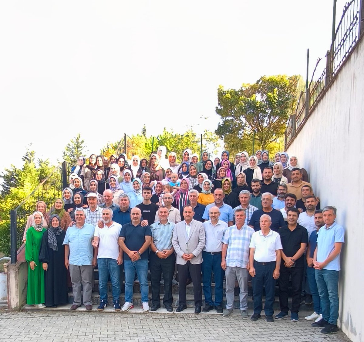 Tihmender's tweet photo. İmam-Hatip Kardeşliğinin önemini birkez daha hissettiğimiz bu günde 
bizlere ikram konusunda destek olan 2001/2002 Mezunlarımıza, Organizasyonun kurulumunda desteklerini esirgemeyen @genctihmender ekibimize teşekkürü bir borç biliriz. Artarak vâr olalım 💐 https://t.co/yyCrXWqyVl