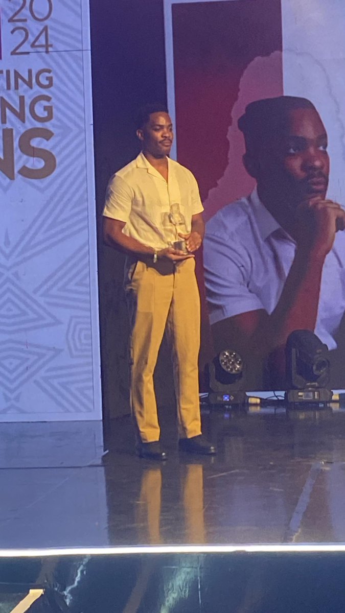 _ra_him's tweet photo. Even KENNEDY EKEZIE-JOSEPH was also  called out, to receive an award yesterday night, FANTASTIC
That's a well deserved one, he has kept in the work. 👏🏼
#CelebratingEmergingIcons https://t.co/rsUHFWDic5