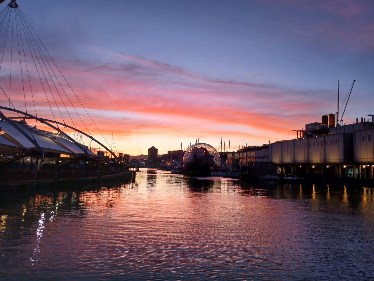 AlePede76's tweet image. #bresh #unguastodamore gli stessi colori che cadono in mare....❤️💙 #Genoa