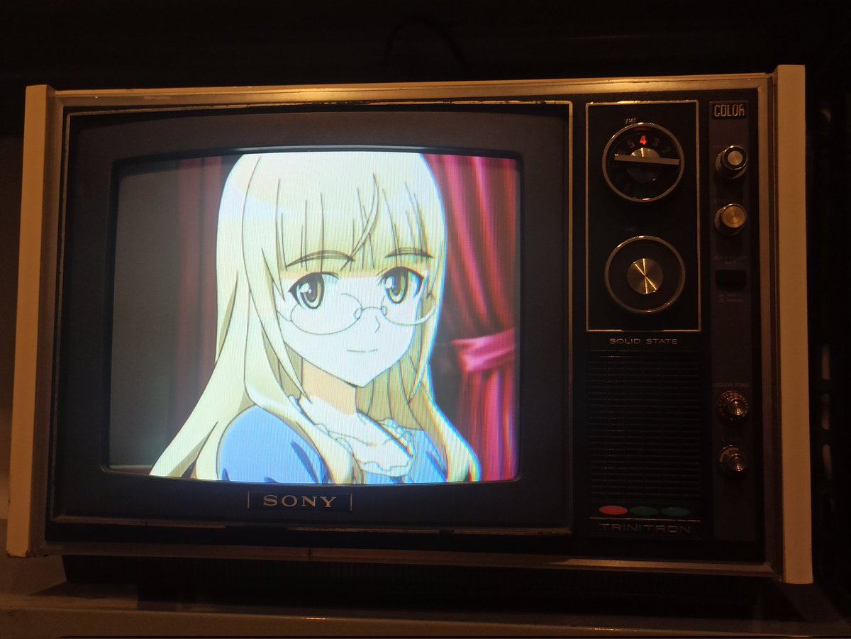 I put waifus on a vintage TV tweet media