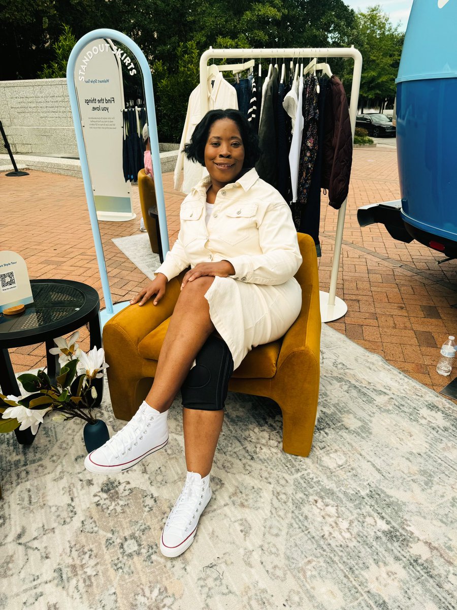 lasheikcalhoun's tweet photo. When you are ready to rest after an eventful day. My knee had enough standing for the day 😃 #walmartstyletour https://t.co/UsFxUtLu8o