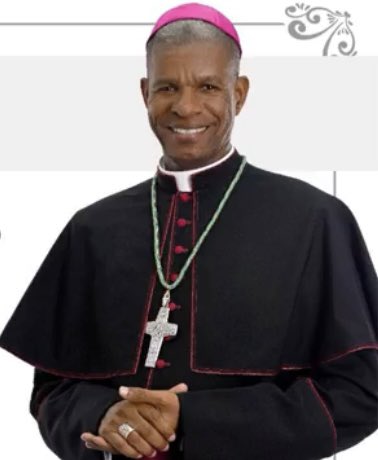 ClarildoM's tweet photo. Después de más de cuatrocientos años, la iglesia católica ordena el primer obispo negro en Colombia. Que Dios lo siga acompañando. https://t.co/AXaw6RZqdK